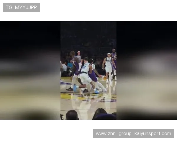 东契奇助攻快攻暴扣,独行侠场面精彩 东契奇助攻快攻暴扣,独行侠场面精彩