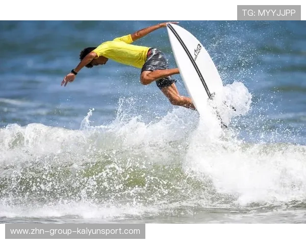 冲浪爸爸抱宝宝一起上浪画面爆红